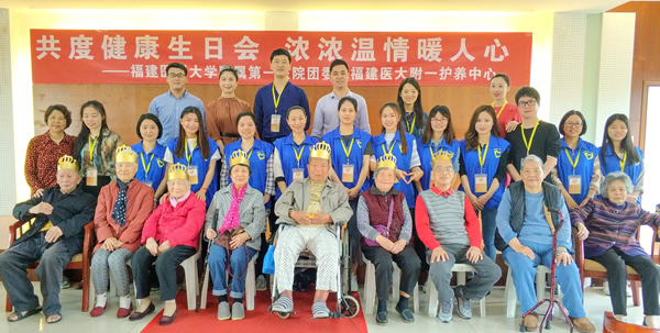 院团委组织青年文明号集体到护养中心开展敬老活动