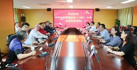 国际妇科腔镜学会专家一行到我院参观走访