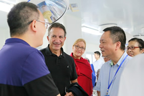 国际妇科腔镜学会专家一行到我院参观走访