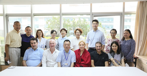 国际妇科腔镜学会专家一行到我院参观走访