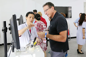 国际妇科腔镜学会专家一行到我院参观走访