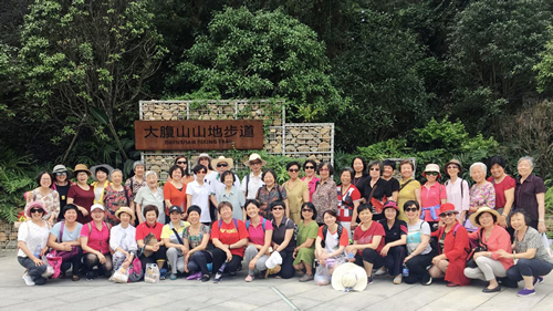 我院护理部和离退休工作处共同举办“爱心”健步行活动