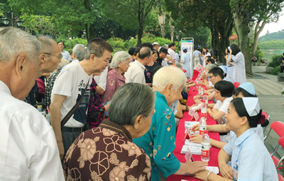 内科第一党支部开展“群众路线教育活动健康行”义诊活动