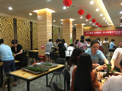 粽香传情迎端午——院工会举办端午节包粽子送粽子活动