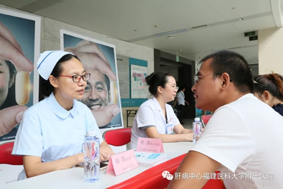 『致敬医师节』我院肝病中心开展世界肝炎日公益活动