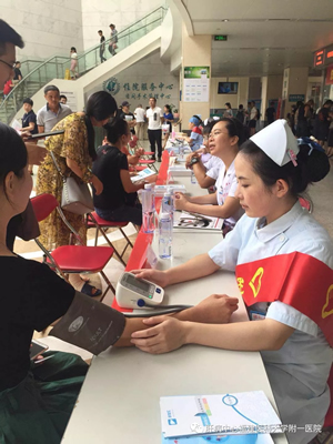 『致敬医师节』我院肝病中心开展世界肝炎日公益活动