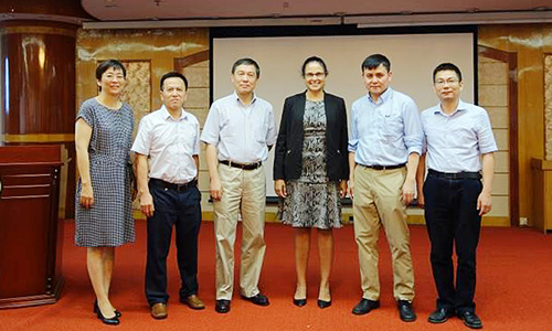 美国Robin Patel 教授、汤一苇教授和上海华山医院张文宏教授来我院做报告