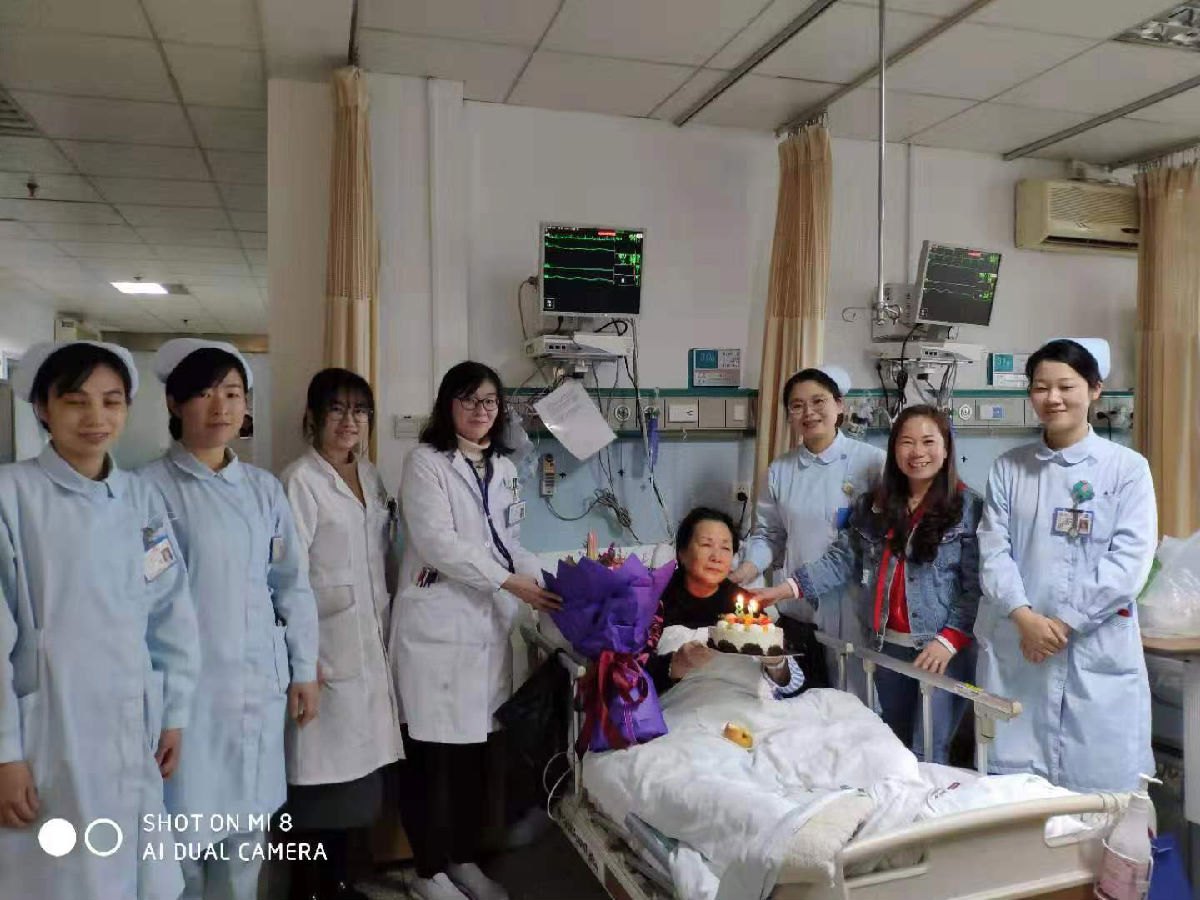 病房里也有感动  医患亲如一家人 ——我院心内科医护人员为患者庆祝生日