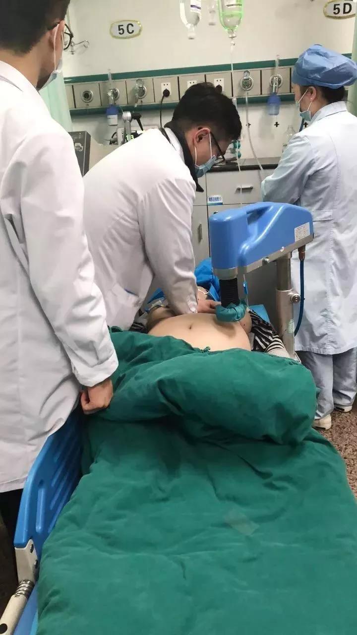 『媒体看附一』三病人几乎同时心脏骤停！ 感受下医院急诊科“生死大战”现场