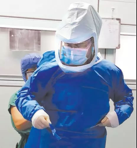 『媒体看附一』全副武装 医生穿“太空服”做手术