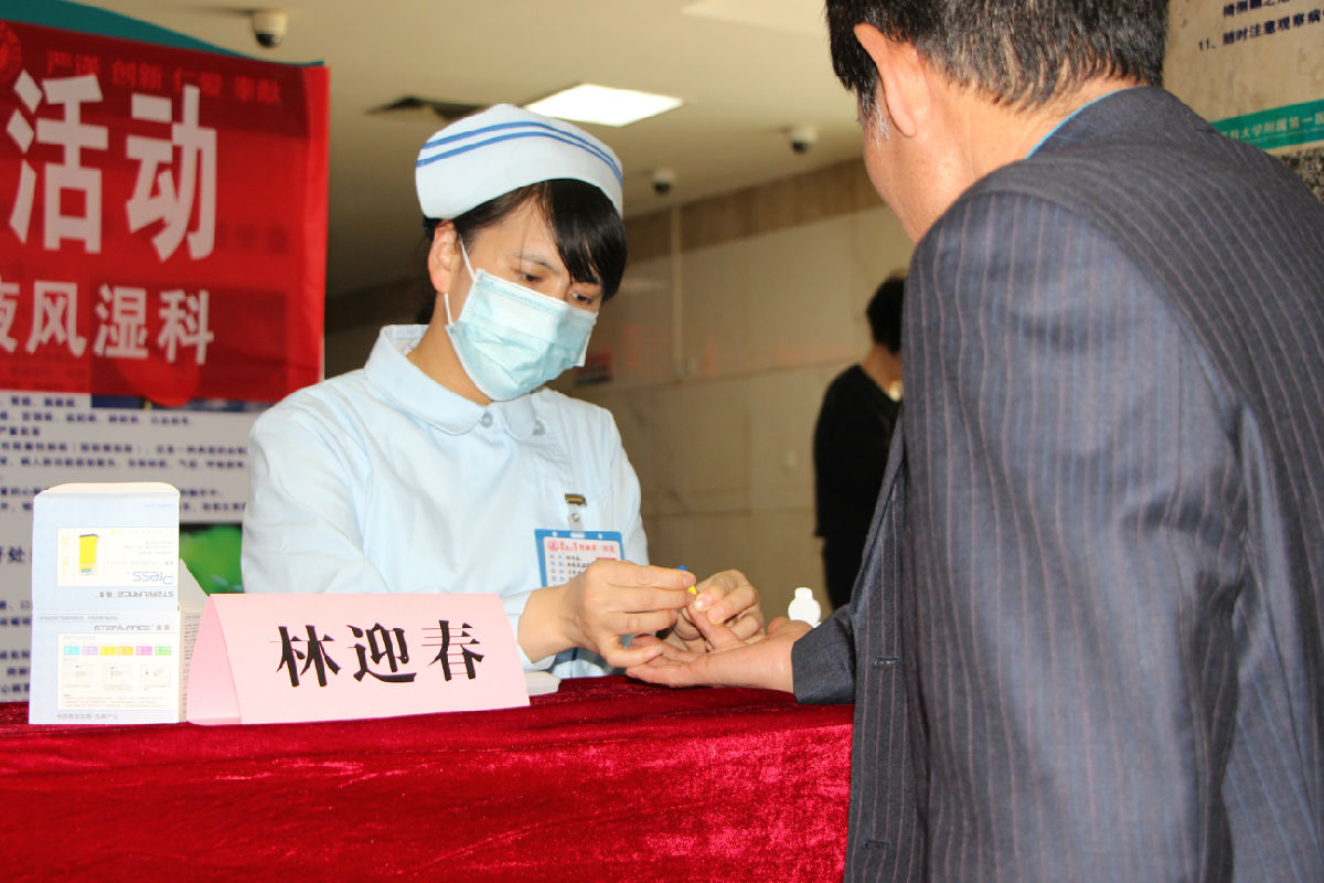 我院开展“世界高尿酸日”公益义诊活动