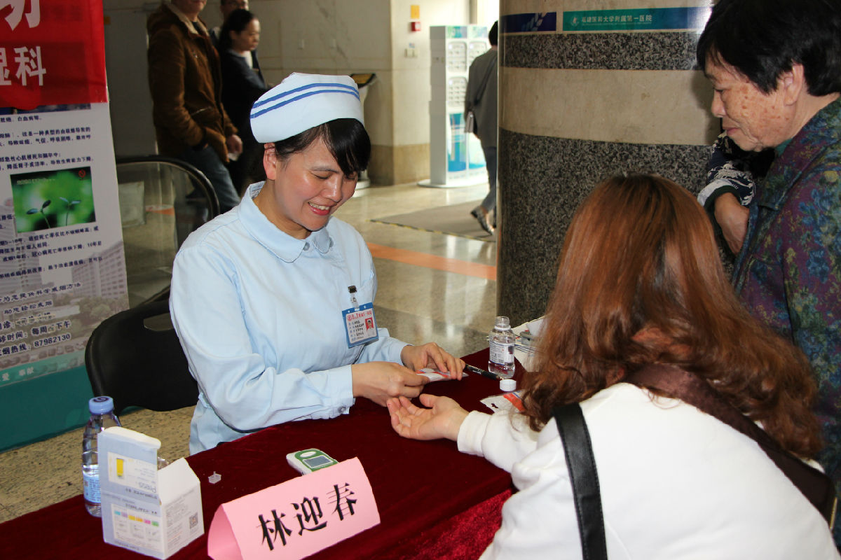 我院开展“世界高尿酸日”公益义诊活动