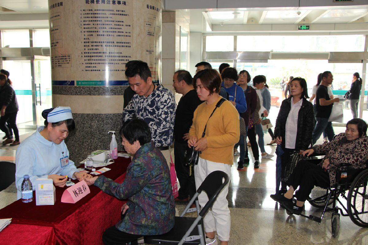 我院开展“世界高尿酸日”公益义诊活动