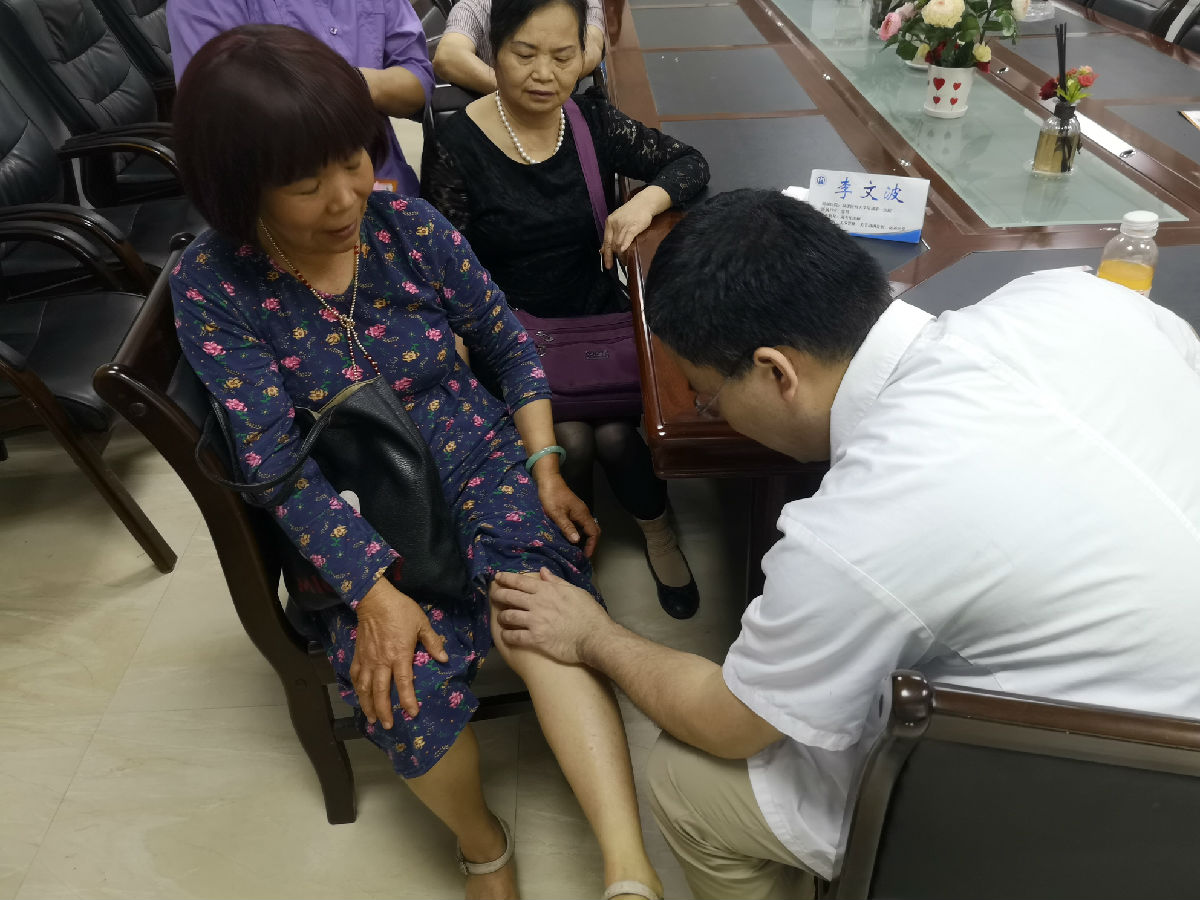 我院骨科举办义诊活动