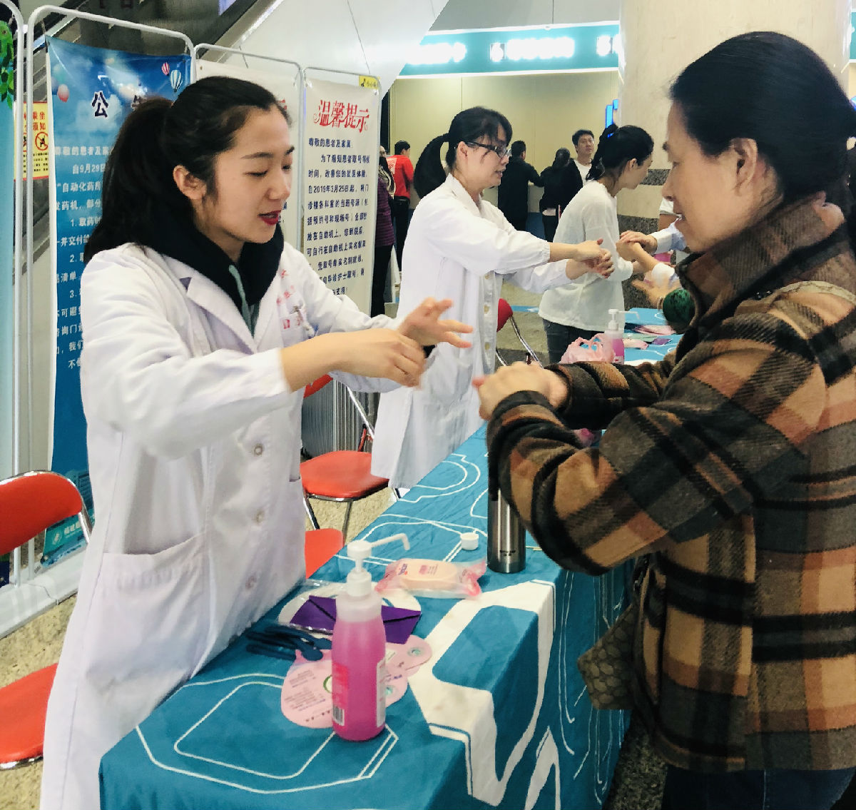 七步洗手用心学  “手”卫健康从我做