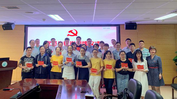 我院行政、药学党支部联合举办“不忘初心、牢记使命” 主题党日暨“党员先锋岗”授牌仪式