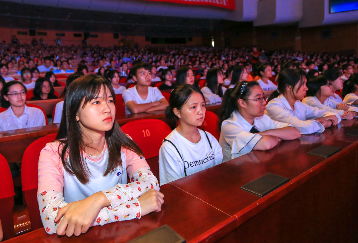 慕容慎行同志先进事迹巡回报告会首场报告在福州举行