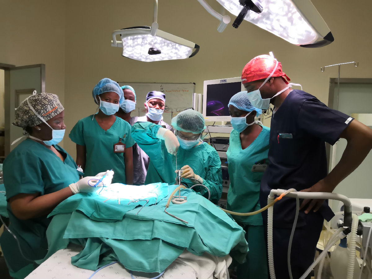 中央电视台《华人世界》报道我院援博队员陈希杭先进事迹 ——自制手术器械帮助当地婴儿切除舌根囊肿