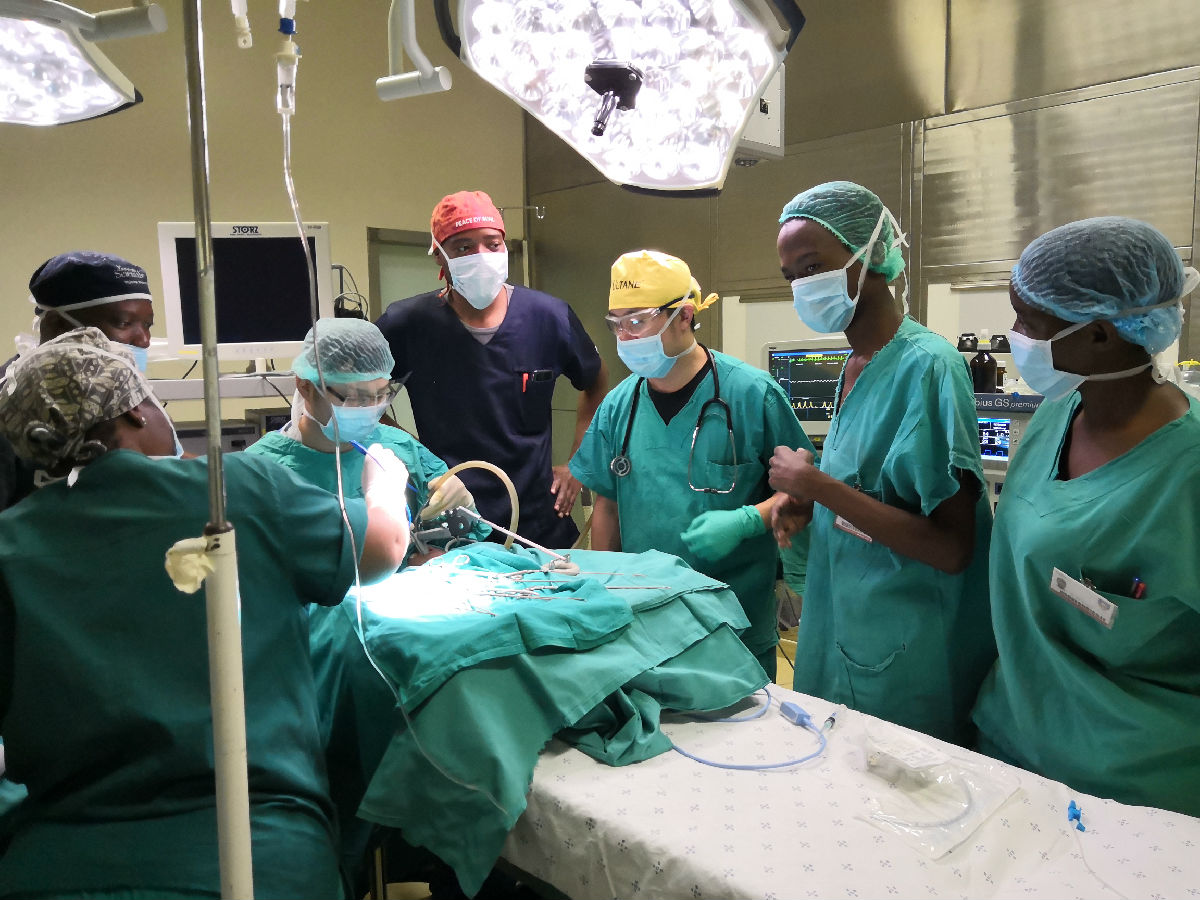 中央电视台《华人世界》报道我院援博队员陈希杭先进事迹 ——自制手术器械帮助当地婴儿切除舌根囊肿