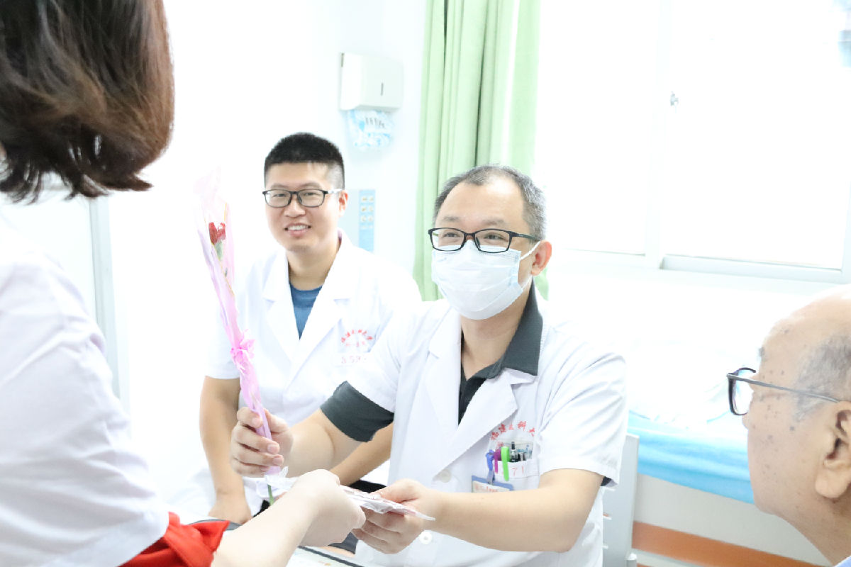 『中国医师节』福建省医师协会会长陈晓春一行看望慰问第二届“福建名医”陈国熙教授及我院医师代表