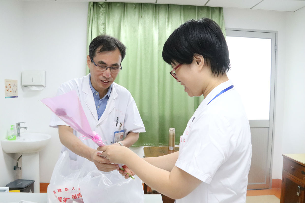 『中国医师节』福建省医师协会会长陈晓春一行看望慰问第二届“福建名医”陈国熙教授及我院医师代表