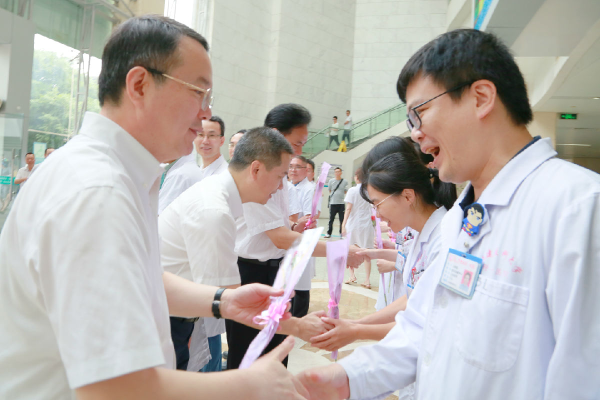 『中国医师节』福建省医师协会会长陈晓春一行看望慰问第二届“福建名医”陈国熙教授及我院医师代表