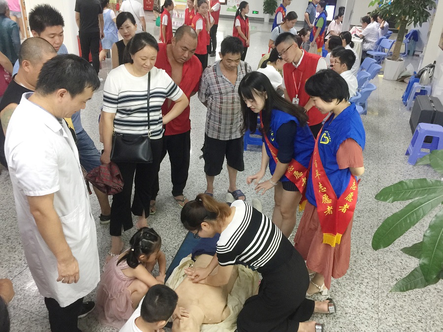 全民健康月  青号在行动 院团委组织开展“地铁+健康”全民健康月义诊活动