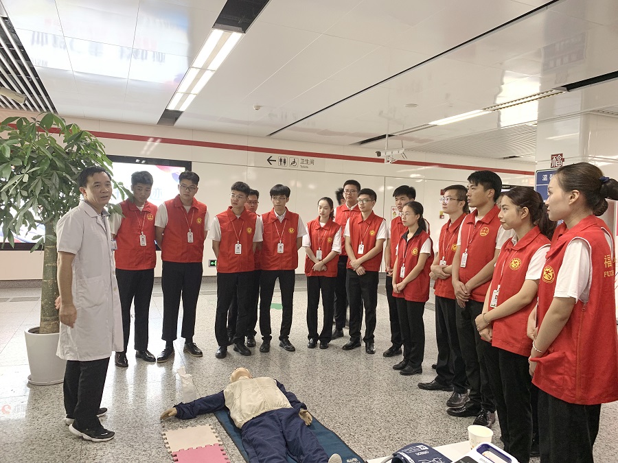 全民健康月  青号在行动 院团委组织开展“地铁+健康”全民健康月义诊活动