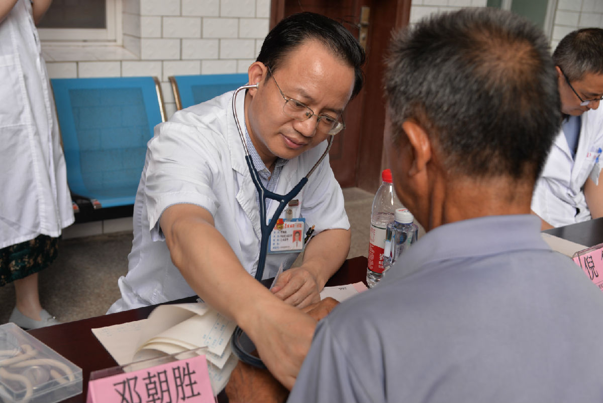 我院呼吸康复支部到尤溪县联合镇革命老区开展义诊及党员再教育活动