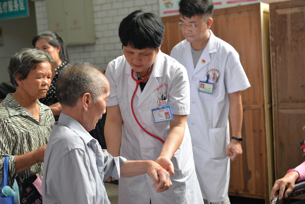 我院呼吸康复支部到尤溪县联合镇革命老区开展义诊及党员再教育活动