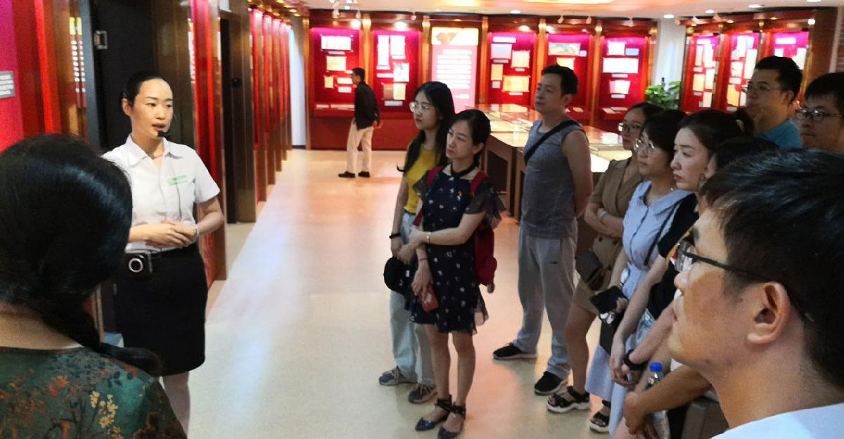 心胸血管外科党支部和手术麻醉支部前往省档案馆开展主题党日活动