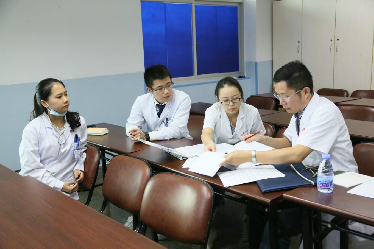 国家住院医师规范化培训评估组到我院检查指导