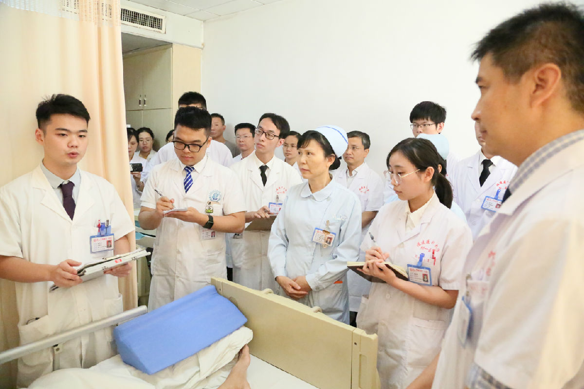 国家住院医师规范化培训评估组到我院检查指导