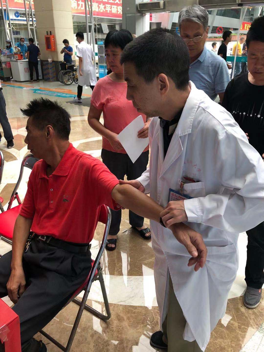 血管外科举办“栓不住，动起来”义诊活动