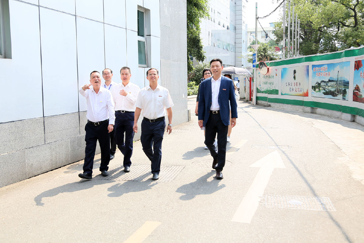 福建医科大学党委书记何明华、副书记王诗忠一行莅临我院开展调研