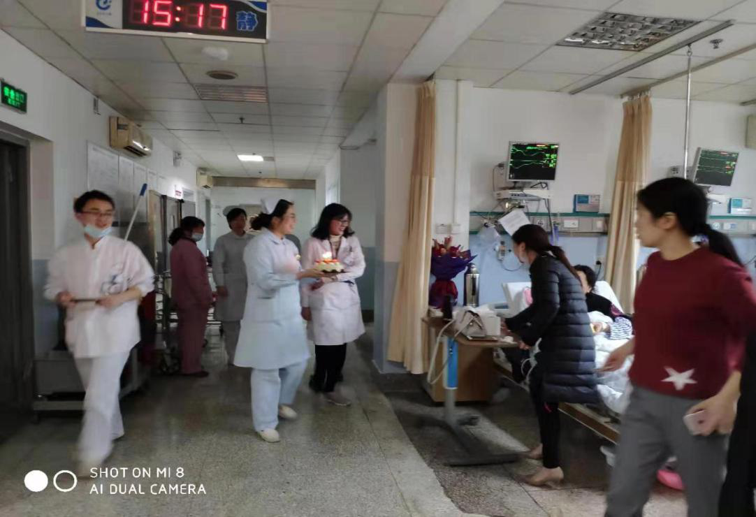 病房里也有感动 医患亲如一家人 ——我院心内科医护人员为患者庆祝生日 病房里也有感动 医患亲如一家人 ——我院心内科医护人员为患者庆祝生日