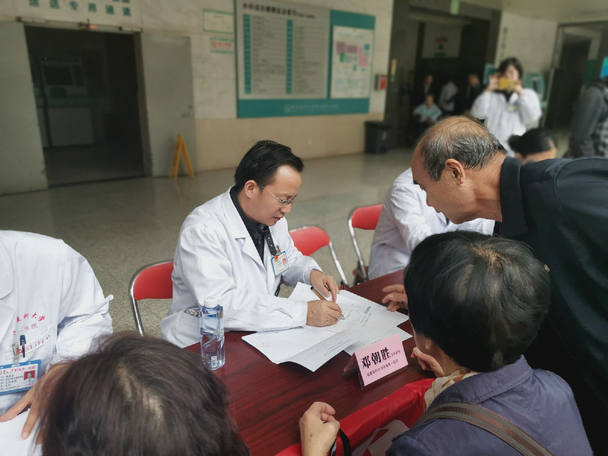 呼吸与危重症医学科举行“世界慢阻肺日”义诊宣传活动