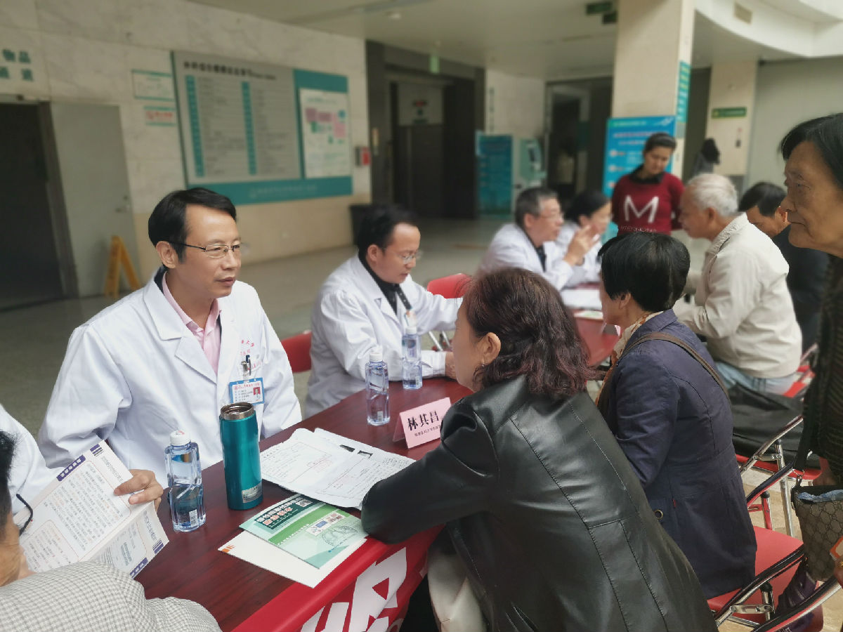 呼吸与危重症医学科举行“世界慢阻肺日”义诊宣传活动