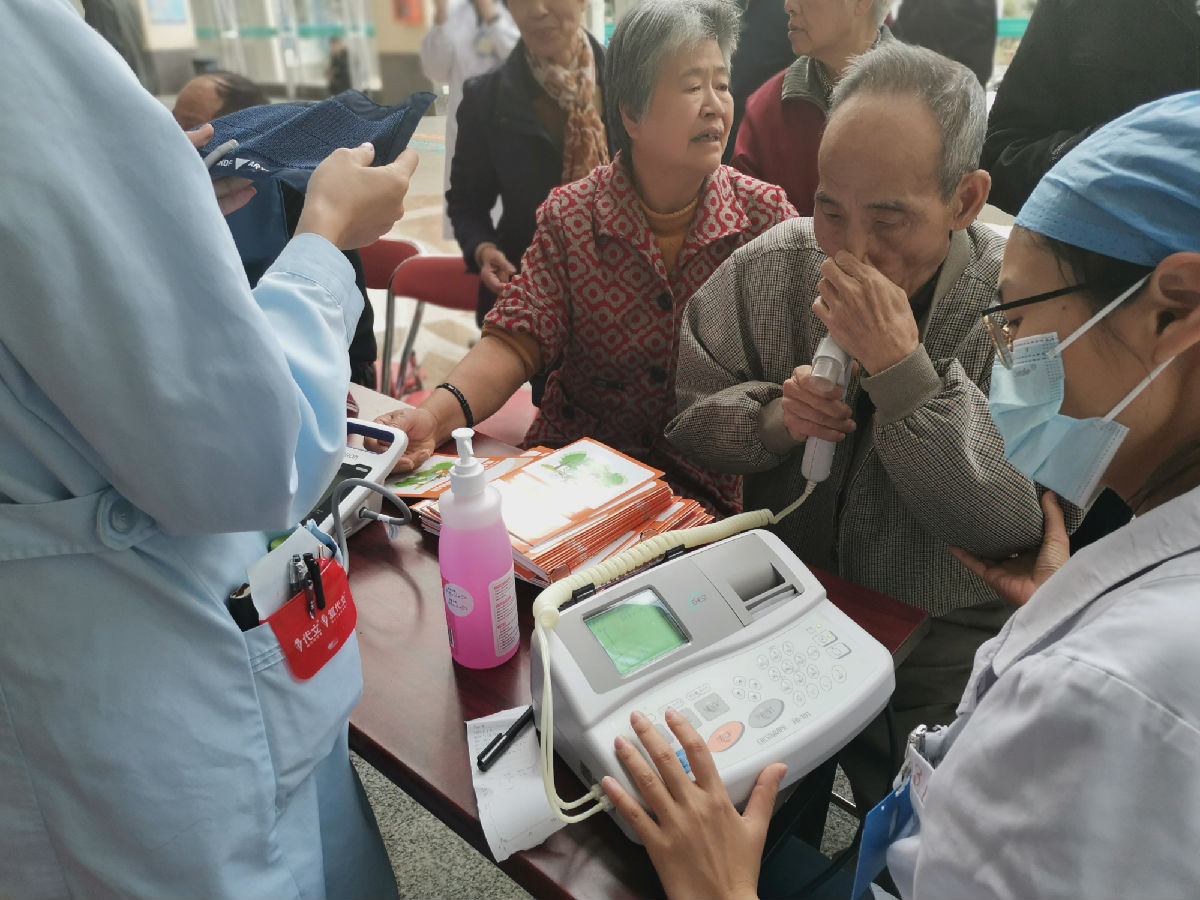 呼吸与危重症医学科举行“世界慢阻肺日”义诊宣传活动