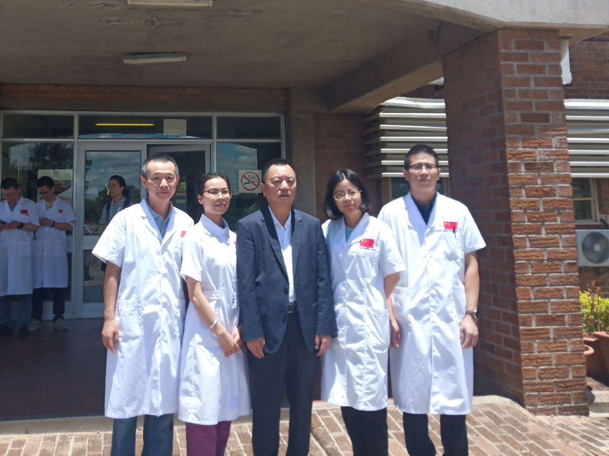 不忘初心 不负使命 用仁爱架起中非友谊桥梁 ——我院党委书记林章雅教授远赴非洲慰问援博医疗队