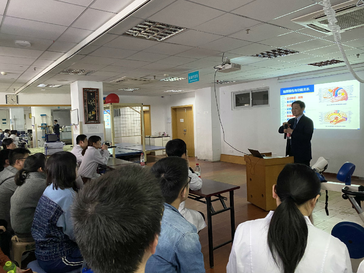 复旦大学附属华山医院康复医学中心主任吴毅教授来我院交流