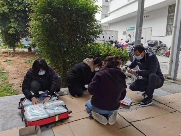 您为人民冲前线  我为你们做保障 —— 记医用材料与设备服务中心为驰援武汉队员准备防护用品