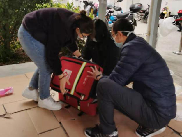 您为人民冲前线  我为你们做保障 —— 记医用材料与设备服务中心为驰援武汉队员准备防护用品