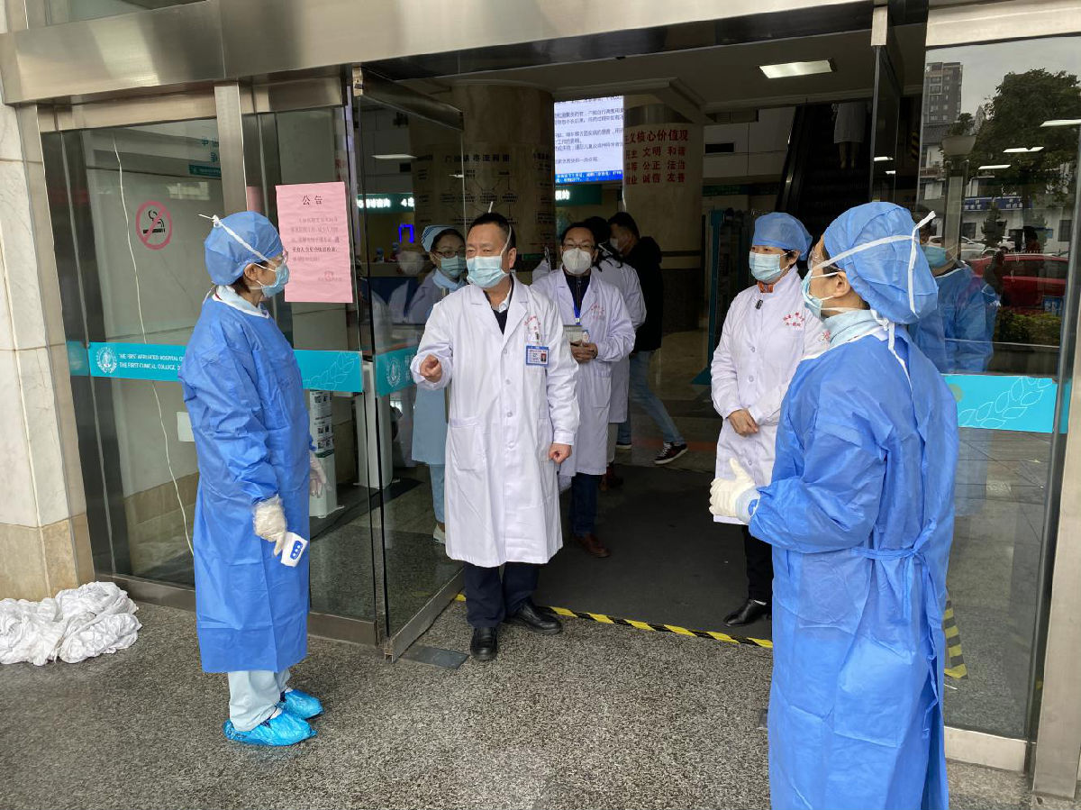 院领导深入临床一线督导检查疫情防控工作