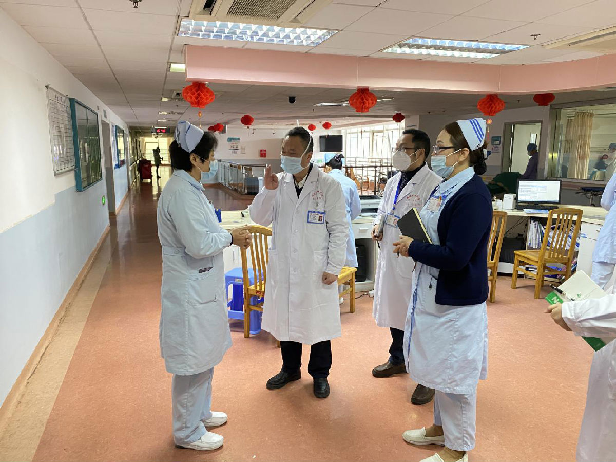 院领导深入临床一线督导检查疫情防控工作