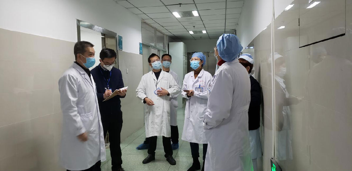 院领导深入临床一线督导检查疫情防控工作