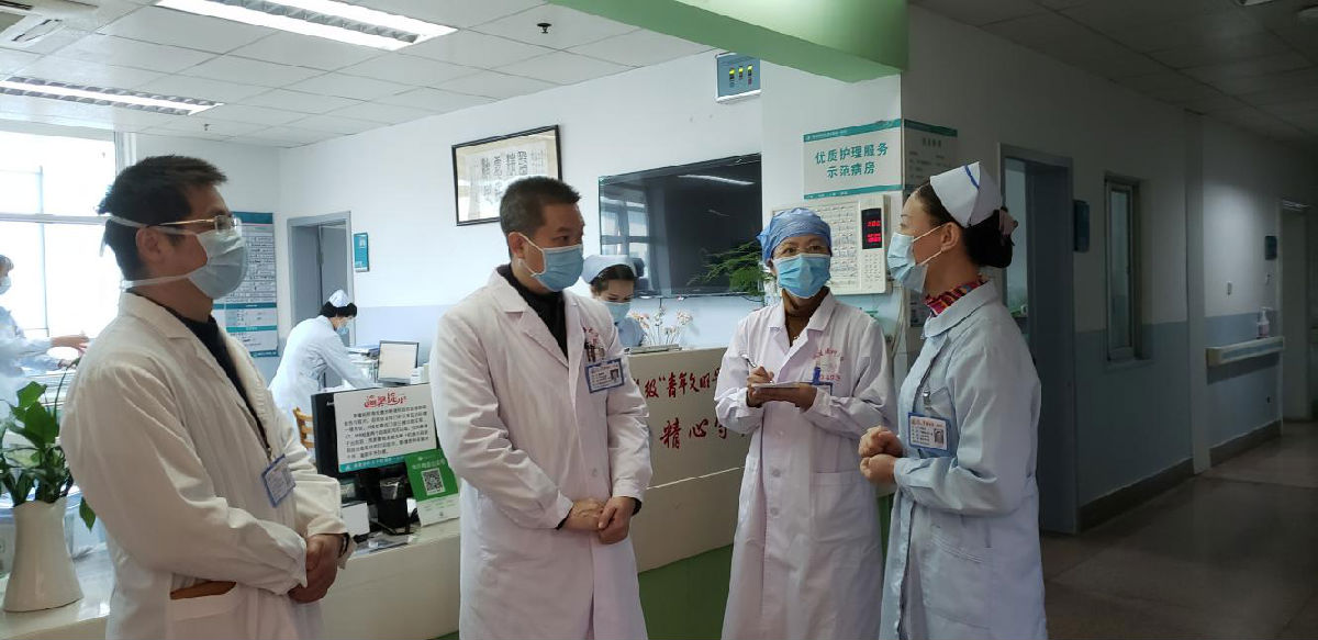 院领导深入临床一线督导检查疫情防控工作
