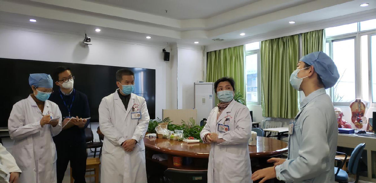 院领导深入临床一线督导检查疫情防控工作