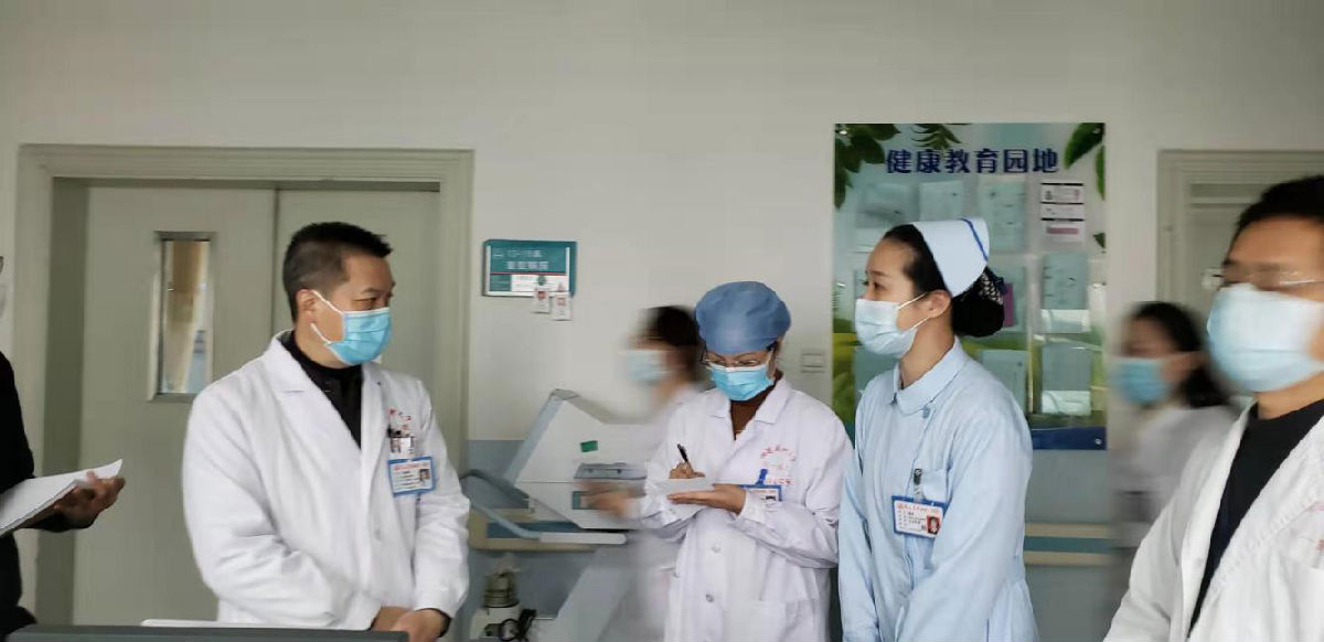 院领导深入临床一线督导检查疫情防控工作