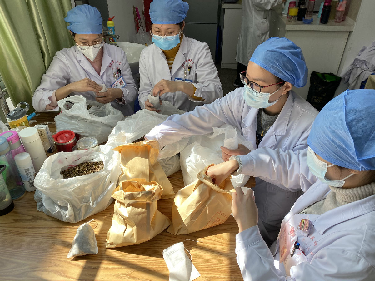 抗击疫情  香囊来助力 —— 药学部自制“中药防疫香囊”为抗疫战士增铠添甲